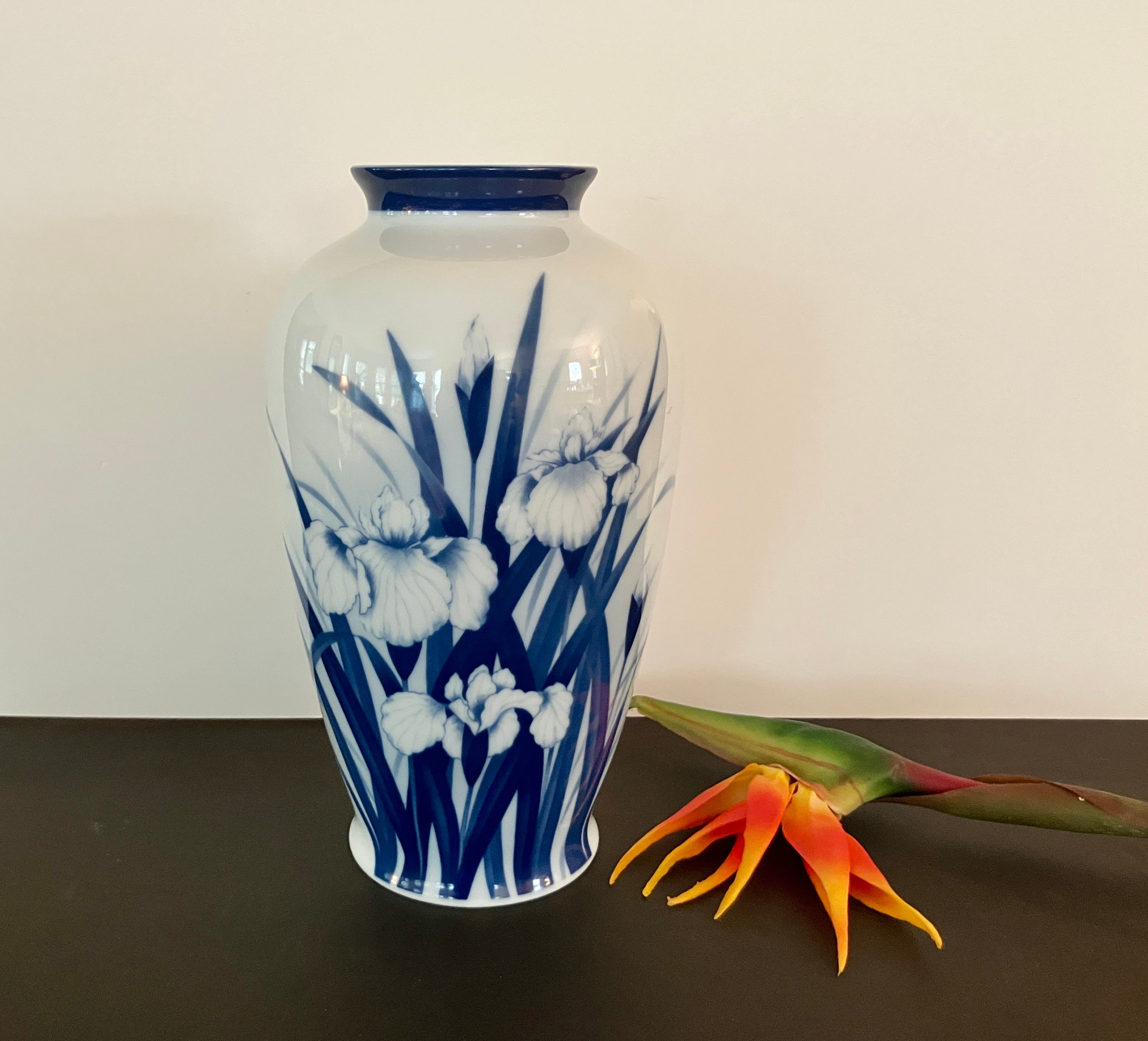 ヴィンテージ深川様式磁器花瓶：菖蒲模様、青と白の装飾、高さ11インチ