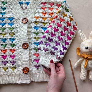 Virkad koftamönster, barn- och vuxenstorlekar, färgglad hjärtkofta