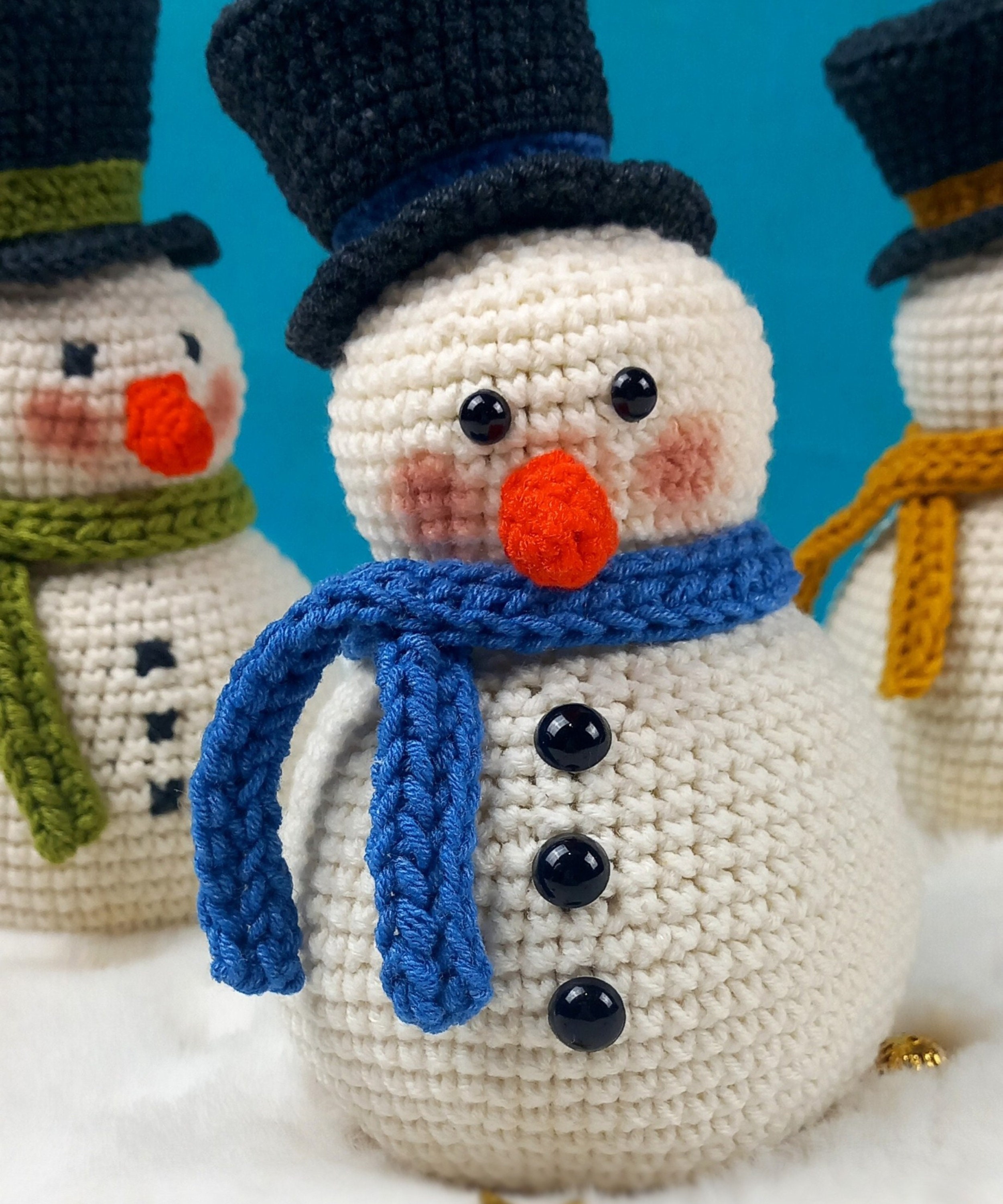 かぎ針編みの雪だるまのパターン。簡単なクリスマス編みぐるみ