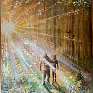 Op de afbeelding: Een schilderij dat twee mensen laat zien die door een bos lopen, verlicht door een stralend gouden licht. Het licht stroomt door de bomen en werpt een warme gloed op het groene en bruine gebladerte. De figuren zijn gesilhouetteerd tegen het licht en lopen hand in hand.