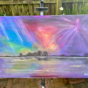 Peut inclure: Une peinture représentant un ciel violet, rose et bleu avec un reflet du ciel dans une étendue d'eau. Le ciel est rempli de traînées de lumière, et il y a des arbres au loin.