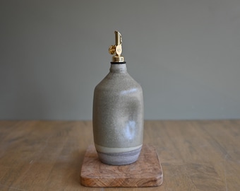 Olive Oil Bottle, Oil Dispenser, Large Volume 750ml with easy grip design