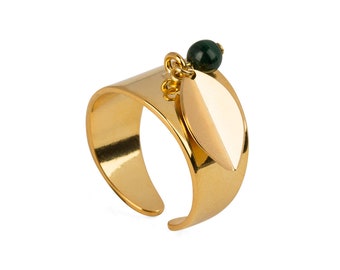 Ring with charm leaf and malachite
