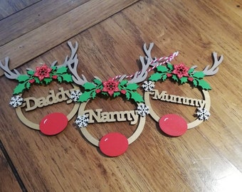 Adorno navideño personalizado de reno: decoración de árbol de madera pintada a mano
