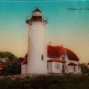 Puede incluir: Una postal vintage con un faro blanco con techo rojo y cielo azul. El texto de la postal dice "Chatham Light - Chatham, MA".