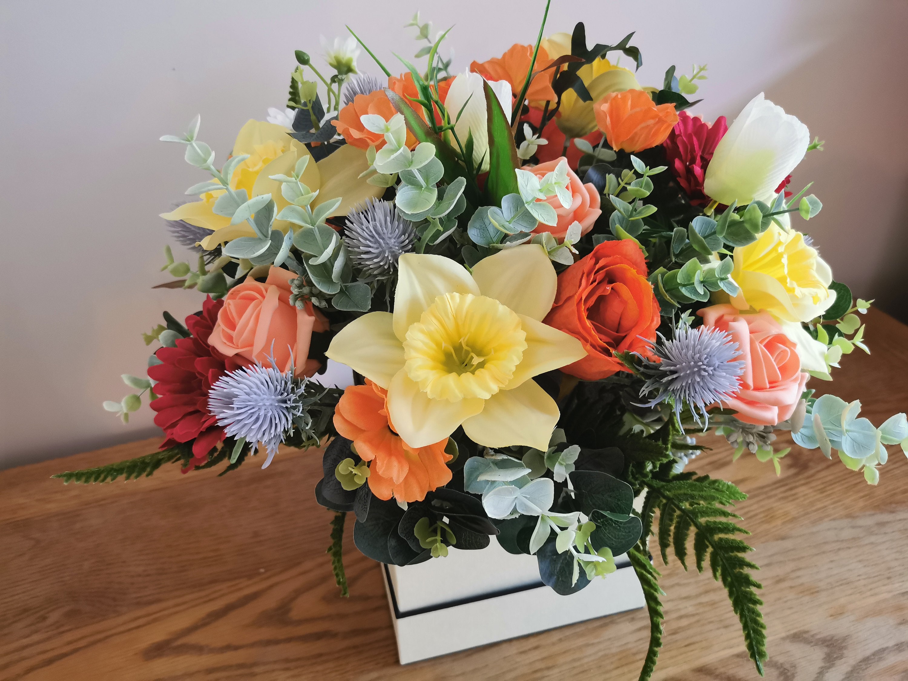 Arrangement de boîte à chapeaux de fleurs artificielle de Pâques / Printemps - Cadeau de la fête des mères