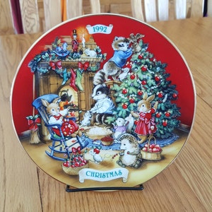 Sharing Christmas With Friends (1992 Christmas Plate) Avon Collectibles - Collectible Plate - Gifts - home Decor
