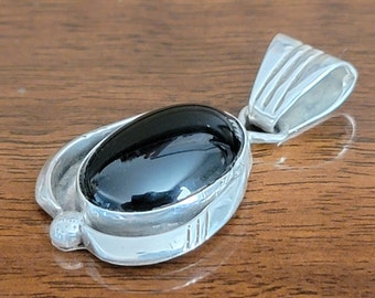 Vintage Sterling Silver Black Onxy Pendant  - Navajo Black Onxy Pendant  - Sterling Silver Pendant With Onxy  - Sterling Silver Pendant