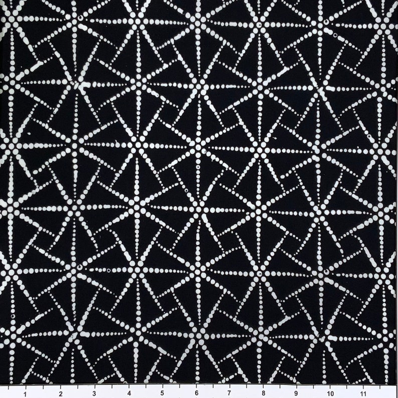Peut inclure: Motif g&eacute;om&eacute;trique noir et blanc avec un motif r&eacute;p&eacute;titif de cercles et de lignes. Le motif est compos&eacute; de petits cercles blancs reli&eacute;s par de fines lignes blanches.