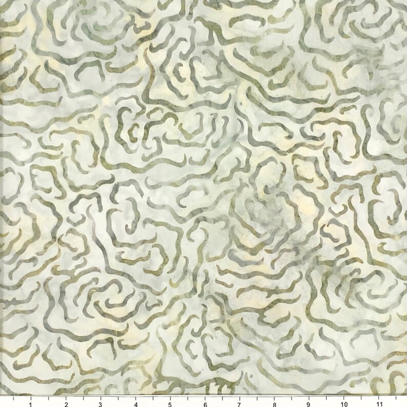 Puede incluir: Tela de patr&oacute;n abstracto con un fondo gris claro y un dise&ntilde;o org&aacute;nico en espiral en un color gris m&aacute;s oscuro.