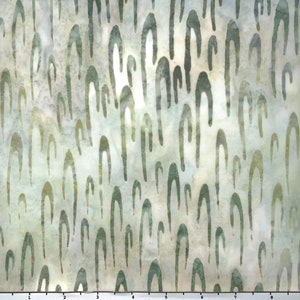 Peut inclure: Un tissu blanc avec un motif r&eacute;p&eacute;titif de marques vertes, abstraites en forme d'arche.