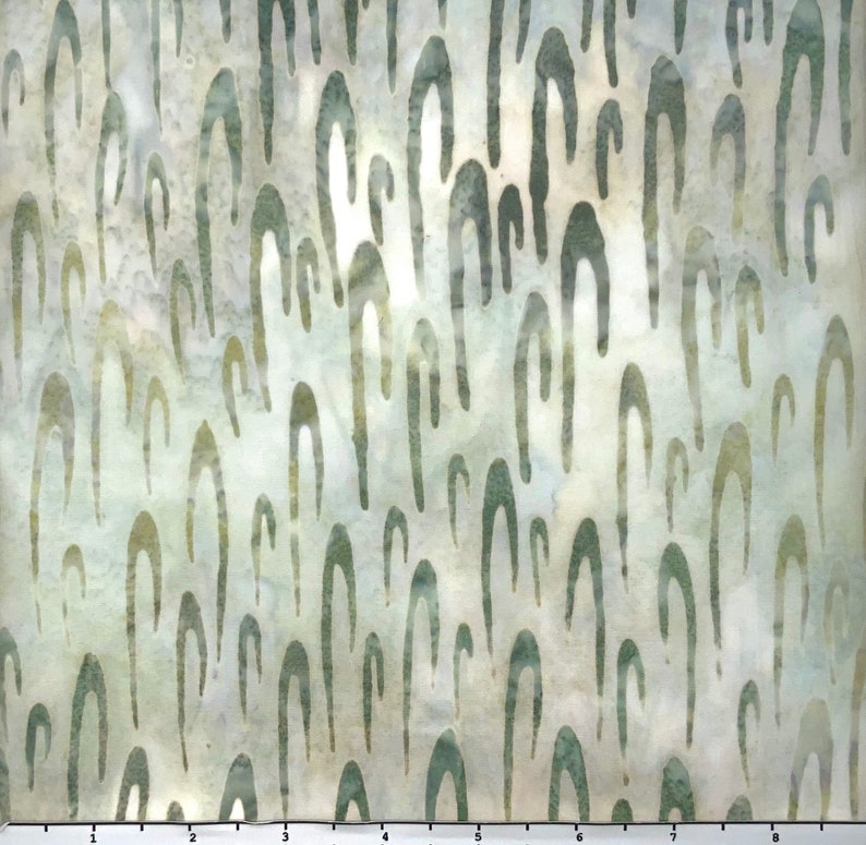 Peut inclure: Un tissu blanc avec un motif r&eacute;p&eacute;titif de marques vertes, abstraites en forme d'arche.