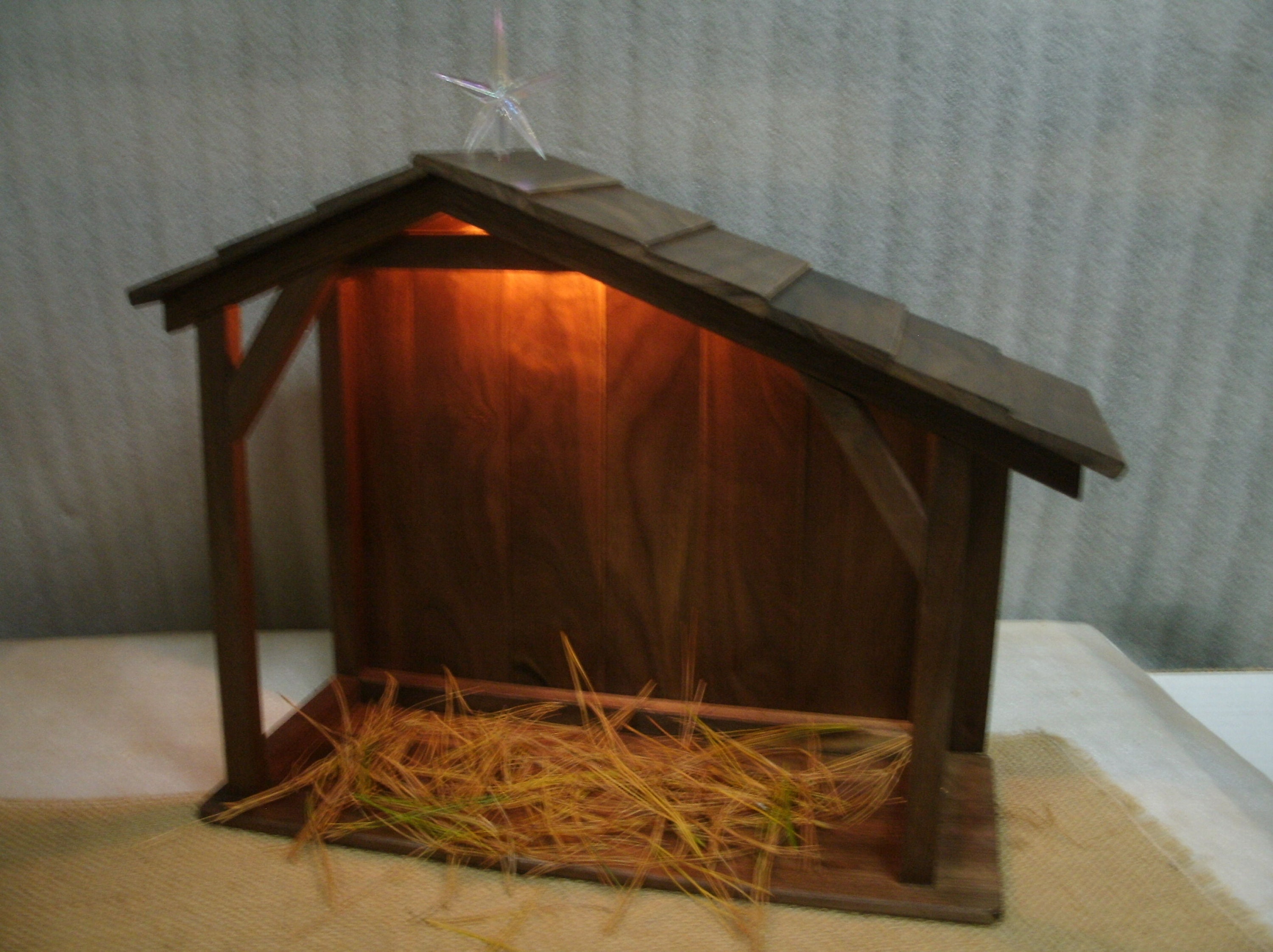 Traditional Walnut Nativity Stable/Barn/Creche/Christmas Manger Scene…