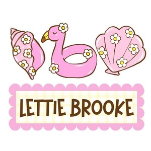 Könnte beinhalten: Cartoon-Illustrationen einer rosa Muschel, eines Flamingo-Schwimmers und einer Muschel, jeweils mit weißen und gelben Blumen verziert. Der Text "LETTIE BROOKE" wird in einem rosa und gelben Rahmen angezeigt.