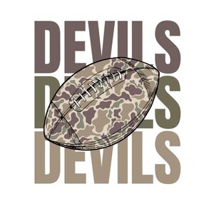 Może przedstawiać: Piłka do futbolu amerykańskiego z kamuflażem w odcieniach brązu i zieleni na białym tle. Słowo "DEVILS" jest ułożone pionowo w brązowej czcionce, tworząc odważny projekt graficzny.