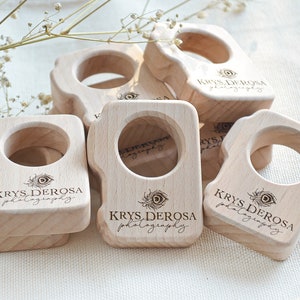 Bulk newborn photographer client gift . Personalized wood camera teether with logo wholesale bild 9