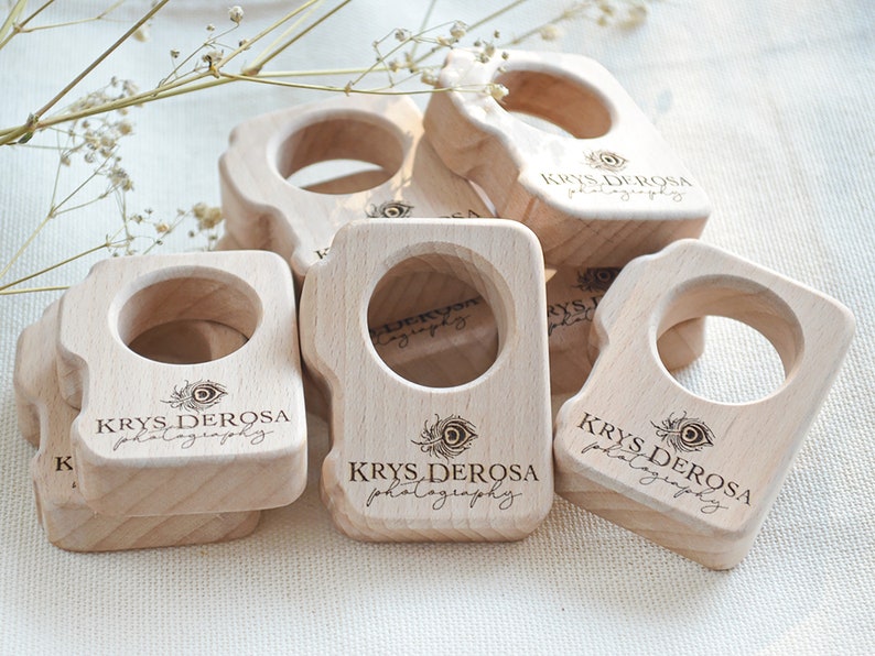 Bulk newborn photographer client gift . Personalized wood camera teether with logo wholesale bild 9