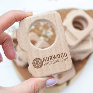 Bulk newborn photographer client gift . Personalized wood camera teether with logo wholesale bild 10