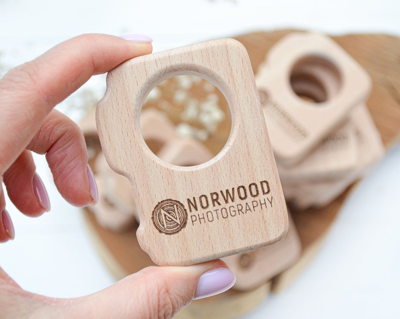 Bulk newborn photographer client gift . Personalized wood camera teether with logo wholesale bild 10