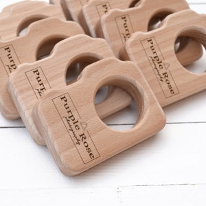 Bulk newborn photographer client gift . Personalized wood camera teether with logo wholesale bild 6