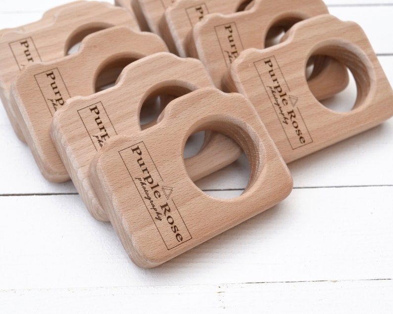 Bulk newborn photographer client gift . Personalized wood camera teether with logo wholesale bild 6