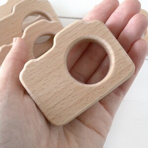 Bulk newborn photographer client gift . Personalized wood camera teether with logo wholesale bild 8