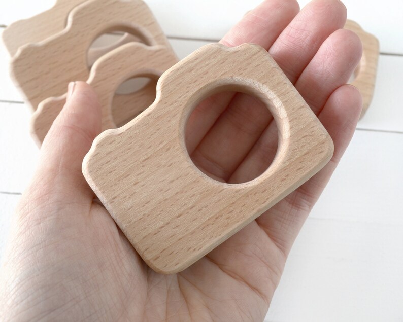 Bulk newborn photographer client gift . Personalized wood camera teether with logo wholesale bild 8