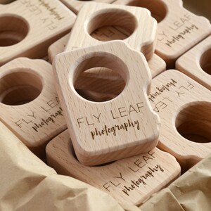 Bulk newborn photographer client gift . Personalized wood camera teether with logo wholesale bild 7