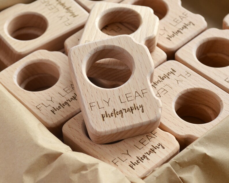 Bulk newborn photographer client gift . Personalized wood camera teether with logo wholesale bild 7