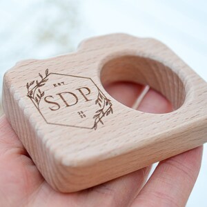 Bulk newborn photographer client gift . Personalized wood camera teether with logo wholesale bild 3