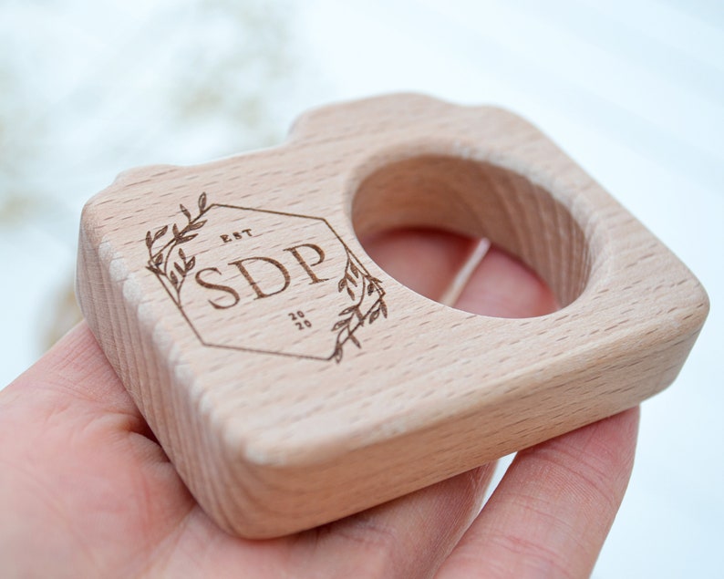 Bulk newborn photographer client gift . Personalized wood camera teether with logo wholesale bild 3