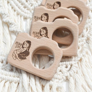 Bulk newborn photographer client gift . Personalized wood camera teether with logo wholesale bild 5