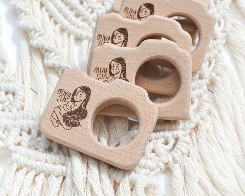 Bulk newborn photographer client gift . Personalized wood camera teether with logo wholesale bild 5