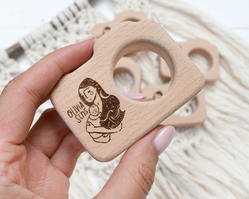 Bulk newborn photographer client gift . Personalized wood camera teether with logo wholesale bild 4