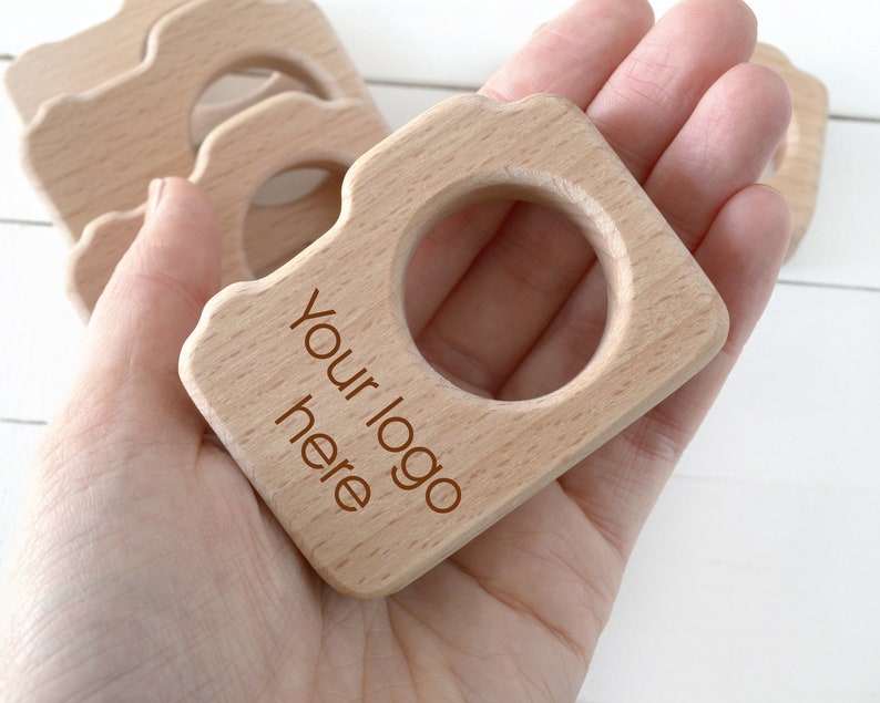 Bulk newborn photographer client gift . Personalized wood camera teether with logo wholesale bild 1