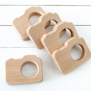 Bulk newborn photographer client gift . Personalized wood camera teether with logo wholesale bild 2