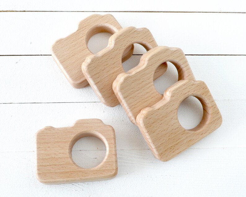 Bulk newborn photographer client gift . Personalized wood camera teether with logo wholesale bild 2