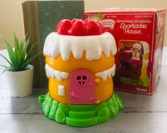 Vintage 1980's Strawberry Shortcake House | 1980s Kenner Strawberryland Miniatures Shortcake House | Retro Strawberry Shortcake Minis