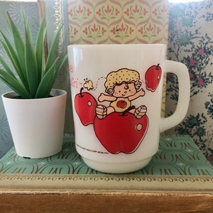 Vintage 1980's Huckleberry Pie Milk Glass Mug Anchor Hocking Strawberry Shortcake Mug Huckleberry Pie Retro Coffee Cup