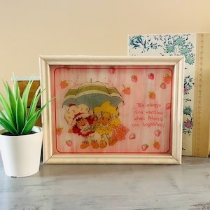 Peint sablé aux fraises vintage des années 1980 | Art mural en verre peint 3D Lulu's Charlotte aux fraises encadré | Rétro années 80 pour enfants