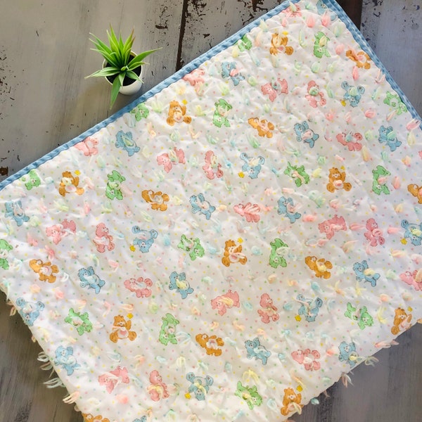 vintage Care Bears Quilt des années 1980 | Rétro années 1980 Care Bear Throw, Crib Quilt, Couverture pour bébé | vintage Fait à la main Care Bears Alphabet Quilt