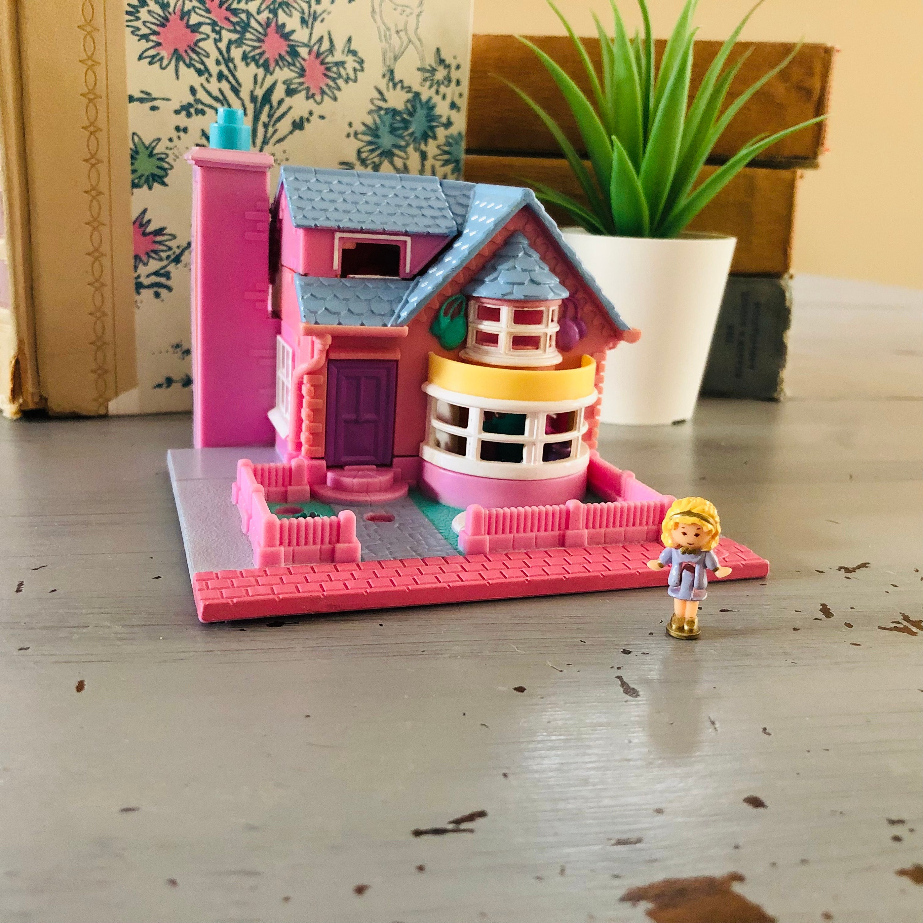 Vintage 1990's Polly Pocket Light-up Bay Window House 1993