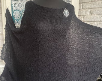 Poncho in Schwarz mit Brosche