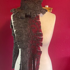 Scarf made of anthracite red wool walk