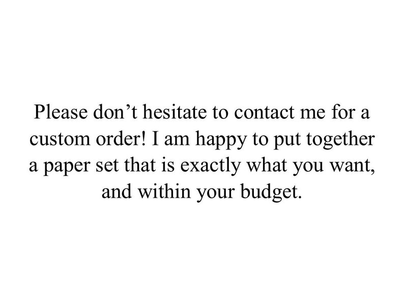 Puede incluir: Fondo blanco con texto negro. El texto dice: "&iexcl;No dude en ponerse en contacto conmigo para un pedido personalizado! Me complace crear un juego de papel que sea exactamente lo que desea y dentro de su presupuesto."