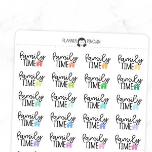 Puede incluir: Una hoja de pegatinas coloridas con el texto "Family Time" y un pequeño icono de casa. Las pegatinas son de varios colores, incluyendo rosa, azul, verde, amarillo y naranja.