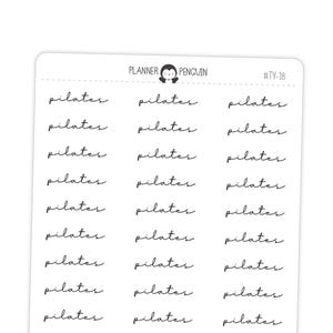 Puede incluir: Una hoja de pegatinas blanca con la palabra "pilates" en fuente manuscrita repetida varias veces. La hoja también incluye el texto "PLANNER PENGUIN" y "#TY-18".