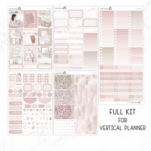 Puede incluir: Un conjunto de pegatinas de planificador imprimibles en un esquema de color rosa y marr&oacute;n. Las pegatinas incluyen varios dise&ntilde;os, como una mujer trabajando en un escritorio, una mochila, una taza de caf&eacute; y un calendario. Las pegatinas tambi&eacute;n incluyen una variedad de formas, como corazones, estrellas y c&iacute;rculos. Las pegatinas est&aacute;n dise&ntilde;adas para su uso en un planificador vertical.