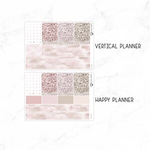Puede incluir: Un conjunto de pegatinas para planificadores con un fondo de acuarela rosa y blanco y detalles de purpurina. Las pegatinas incluyen un calendario, cajas y una pancarta que dice "Happy Planner".