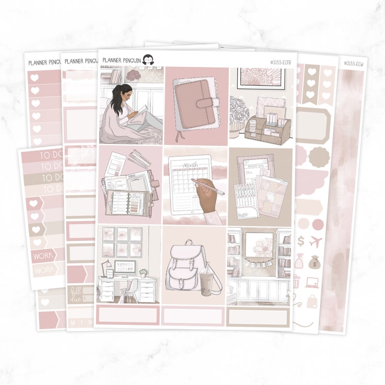 Puede incluir: Un conjunto de pegatinas para planificador con una combinaci&oacute;n de colores rosa y marr&oacute;n. Las pegatinas incluyen ilustraciones de una mujer leyendo un libro, un calendario, una mochila, una estanter&iacute;a y un escritorio con un ordenador. Las pegatinas tambi&eacute;n incluyen texto como "To Do", "Work" y "Month".
